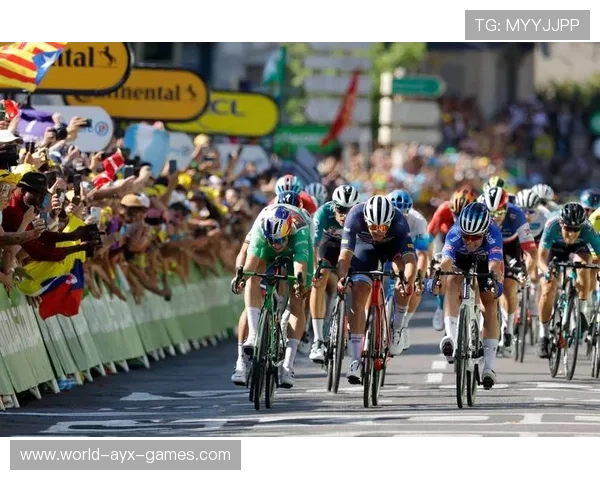 欧洲自行车赛激战正酣,观众热情高涨,欧洲自行车比赛 欧洲自行车赛激战正酣,观众热情高涨,欧洲自行车比赛