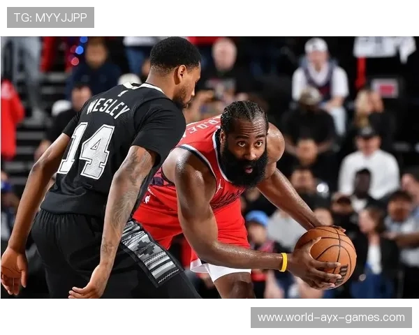 哈登关键远投止血,快船末段稳稳控球,哈登晃倒的快船球员是谁 哈登关键远投止血,快船末段稳稳控球,哈登晃倒的快船球员是谁