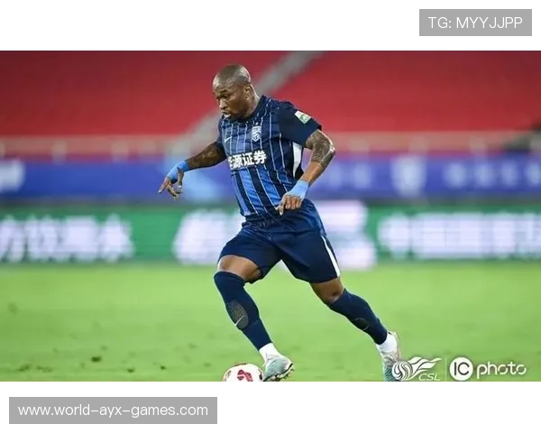 武汉三镇菲尔米诺二次逼抢成功，断球后直塞身后形成单刀